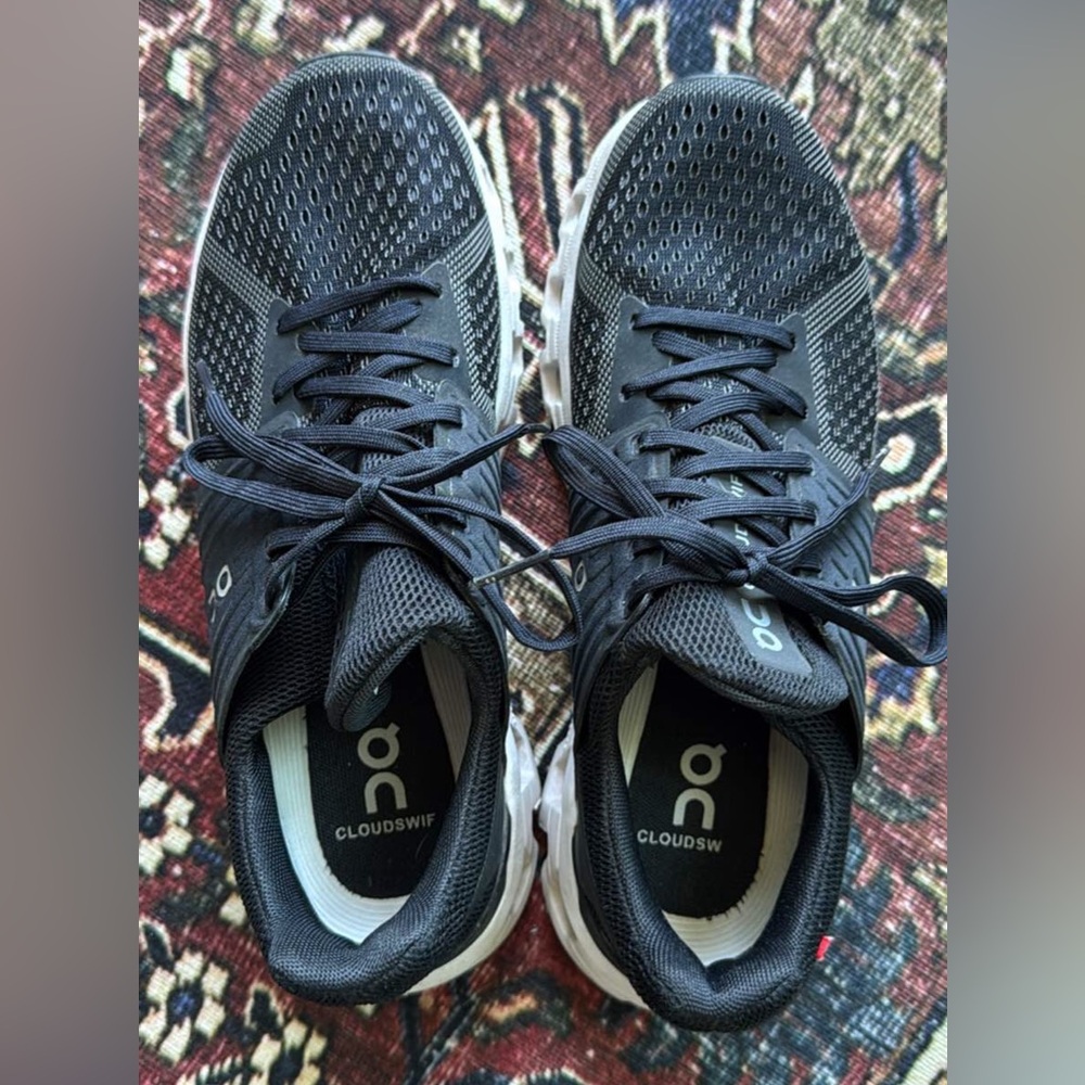 On Cloud on running Women’s size 8 Black and White
